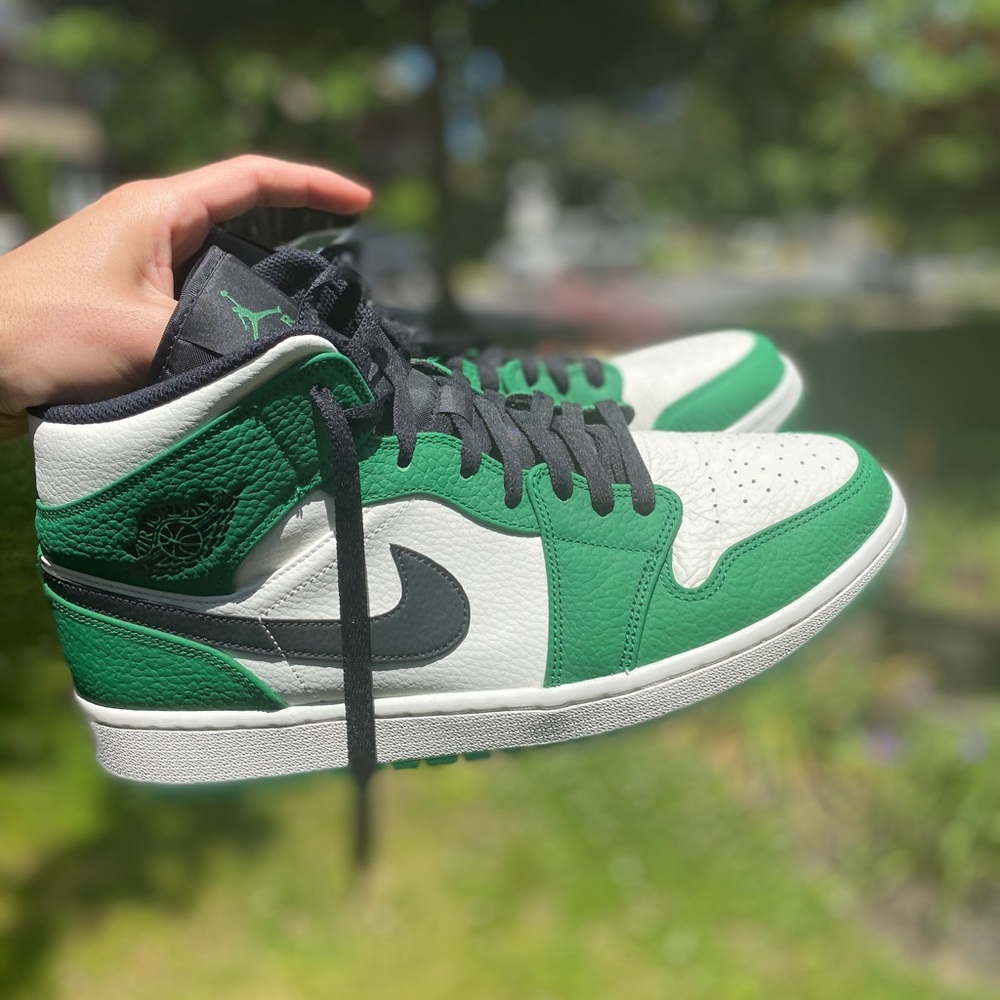 Jordan 1 Mid Pine Greens. Perfect condition